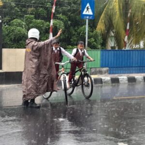 Polsek Gerung Jaga Keamanan Lalu Lintas di Tengah Hujan