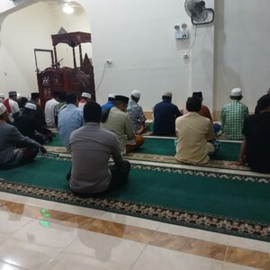 Silaturahmi Bhabinkamtibmas Desa Tatar dengan Toga dan Toma Melalui Sholat Subuh Berjamaah