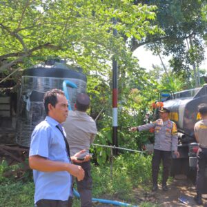 Polres Lombok Utara Salurkan Air Bersih di Tengah Kemarau Panjang