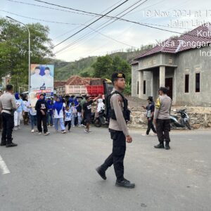 Personel OMP Rinjani 2024 Polres Bima Kota Amankan Kampanye Blusukan Paslon Wali Kota di Kelurahan Jatibaru Barat