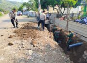 Antisipasi Banjir dan Tanah Longsor, Polsek Sekongkang dan Elemen Lain Lakukan Gotong Royong