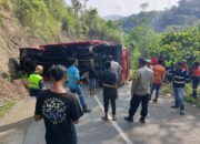 Polsek Maluk Amankan Arus Lalu Lintas Evakuasi Truk Fuso yang Terguling