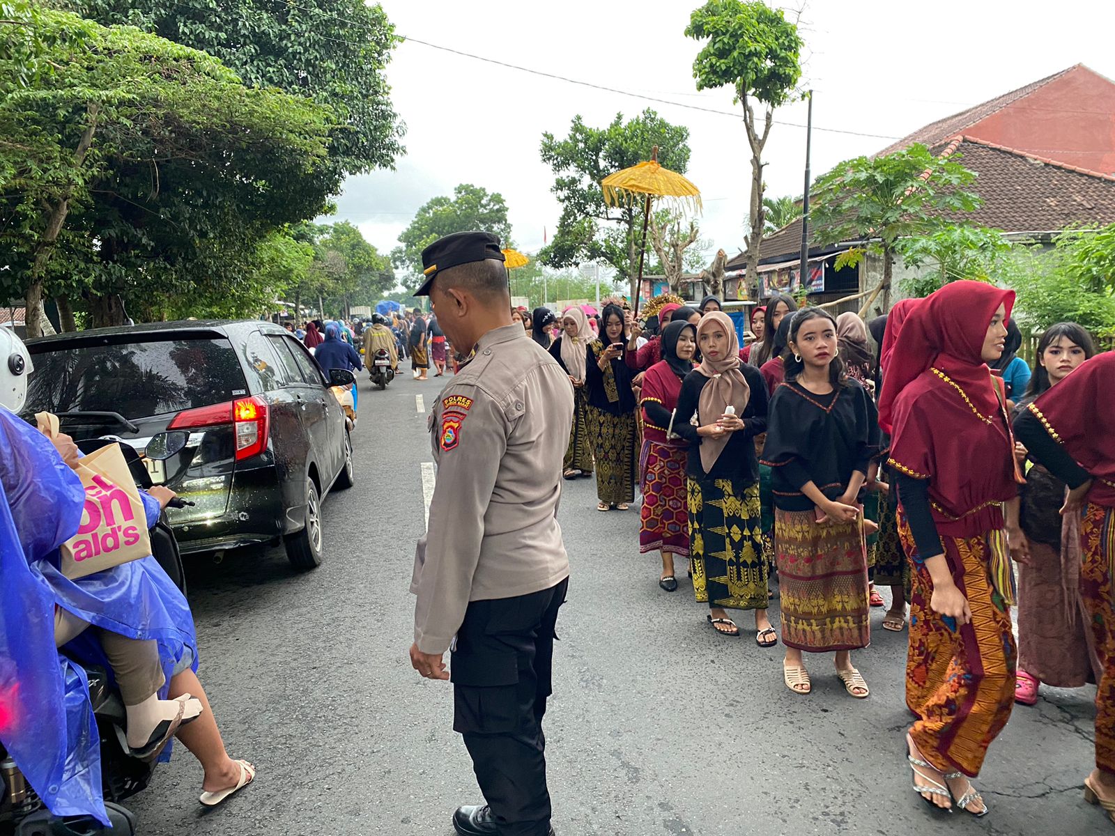 Polisi Kawal Nyongkolan di Kediri, Wujud Sinergi Jaga Tradisi Lombok