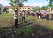 Lombok Utara – Polres Lombok Utara bersama Dinas Pertanian melaksanakan kegiatan pemupukan perdana tanaman jagung dalam Program Asta Cita Ketahanan Pangan. Kegiatan ini dihadiri Kapolres Lombok Utara, AKBP Didik Putra Kuncoro S.I.K. M.Si. bersama, Pejabat Utama, seluruh personil Polres Lombok Utara serta perwakilan dari Dinas Pertanian Kabupaten Lombok Utara.  Kapolres Lombok Utara AKBP Didik Putra Kuncoro S.I.K. M.Si. menyatakan bahwa kegiatan ini adalah langkah nyata dalam mendukung Program Ketahanan Pangan di Lombok Utara. “Kami berkomitmen untuk mendukung penuh Program Presiden Republik Indonesia” ujarnya pada, Sabtu 7 Desember 2024  Sementara itu PL Dinas Pertanian Kabupaten Lombok Utara yang bernama Artadi S.P. memberikan tatacara memberikan pupuk perdana pada tanaman jagung.  Atas arahan dari PL Dinas Pertanian kemudian Kapolres bersama anggota langsung melakukan pemupukan tanaman jagung secara bersama guna mempercepat proses pemupukan.  “Pemupukan tanaman jagung harus dilakukan dengan tepat agar tanaman dapat tumbuh optimal dan menghasilkan panen yang baik, dimana pemupukan pertama sebaiknya dilakukan pada usia 10 hingga 20 hari setelah tanam” Kata Artadi S.P.  “Pemupukan berikutnya dapat dilakukan pada usia 30 dan 45 hari setelah tanam. Ia juga memberikan dosis yang digunakan 1 genggam pupuk untuk 3 batang tanaman jagung” imbuhnya  Meskipun menghadapi beberapa tantangan seperti cuaca dan keterbatasan sumber daya, kegiatan ini tetap berjalan dengan baik berkat kerjasama yang solid antara Polres Lombok Utara bersama Dinas Pertanian. Tutup Kapolres