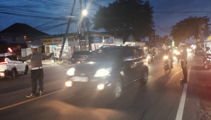 Senggigi Malam Ini: Polisi Turun Tangan Atur Lalu Lintas Demi Kenyamanan Wisatawan