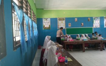 Bhabinkamtibmas Kawal Program Makanan Bergizi di SDN 2 Ombe Baru