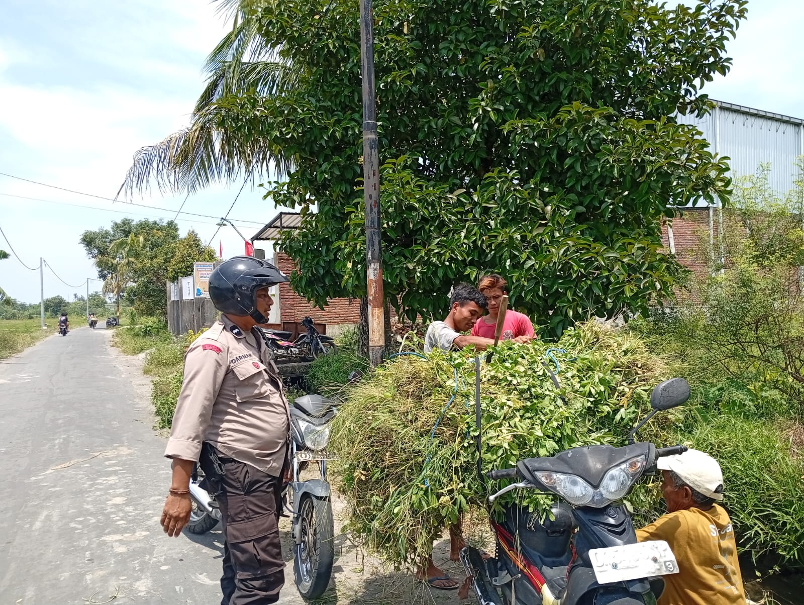 Bhabinkamtibmas Merembu Dukung Ketahanan Pangan, Warga Semangat!