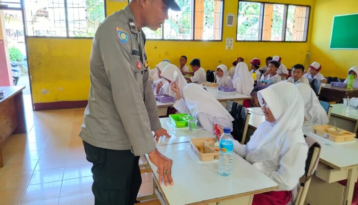 Pendistribusian MBG di Kuripan, Bhabinkamtibmas Turun Langsung!