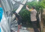 Akibat Angin Kencang, Bhabinkamtibmas Desa Mantun Lakukan Gotong Royong Bersihkan Rumah Warga