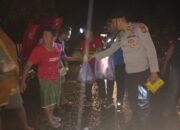 Polsek Wera Bagikan Ratusan Nasi Bungkus kepada Warga Terdampak Banjir