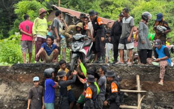 Brimob Polda NTB Bantu Warga Bersihkan Dampak Bencana di Bima