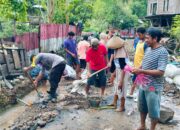 Personel Polsek Ambalawi Gotong Royong Bersihkan Material Banjir Bandang