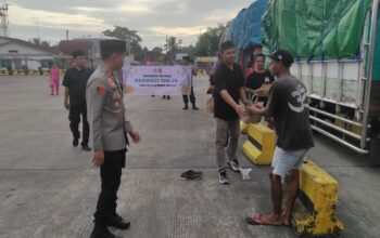 Ramadan Penuh Berkah, Polsek Lembar Bagi Takjil ke Penumpang