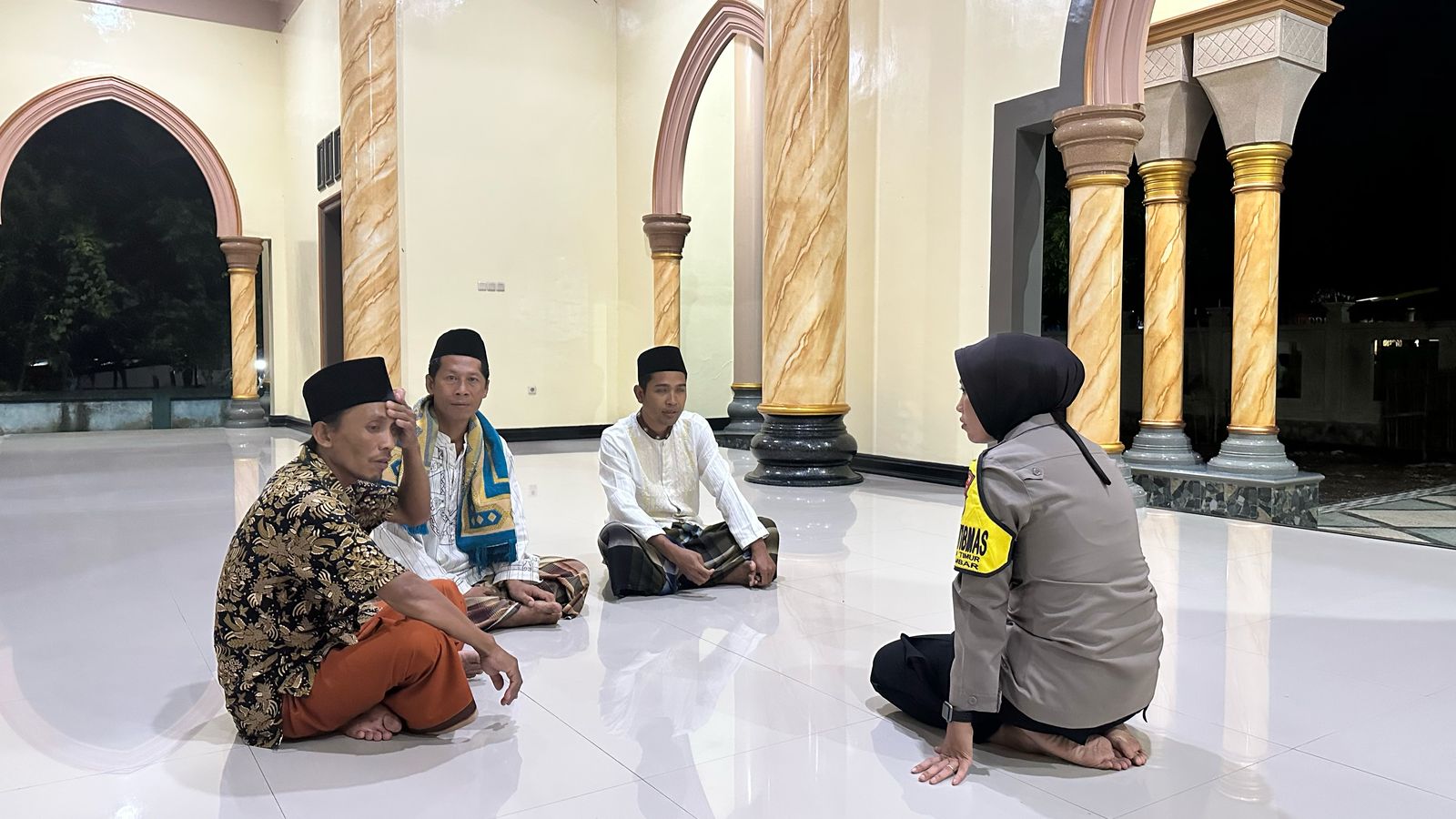 Bhabinkamtibmas Lombok Barat Sapa Warga Beroro, Jaga Kondusifitas Ramadan