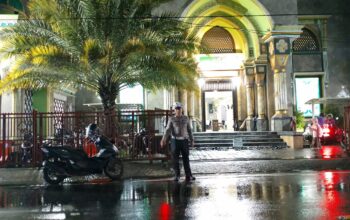 Polisi Siaga Saat Tarawih, Ramadan di Lombok Barat Makin Kondusif