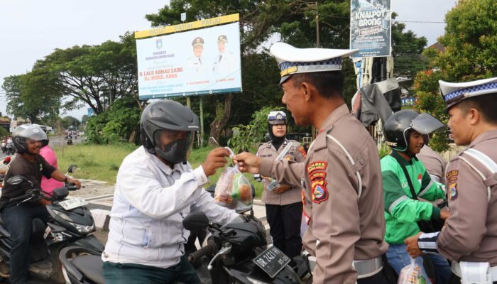 Polres Lombok Barat Berbagi Takjil: Ramadhan Penuh Berkah