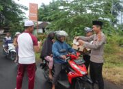 Kapolres Lombok Utara Bagi Takjil Kepada Pengguna Jalan