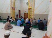 Bhabinkamtibmas Lakukan Shalat Subuh Keiling