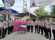 Berbagai di Bulan Suci Ramadhan, Wakapolres Bima Pimpin Pembagian Takjil Bagi Masyarakat di Depan Mapolres Bima