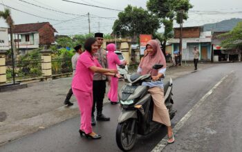 Polsek Kuripan Berbagi Takjil dan Santunan: Sambut Ramadan dengan Kepedulian