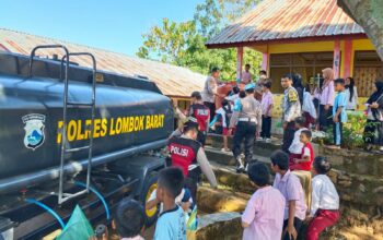 Polres Lombok Barat Salurkan 5.000 Liter Air Bersih, Wujud Kepedulian di Hari Bhayangkara Ke-79
