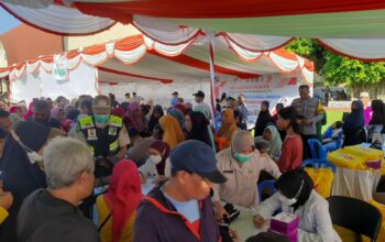 Warga Labuapi Terima Layanan Kesehatan dan Bansos Gratis dari Polri