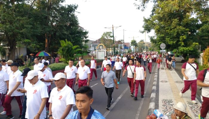 Jalan Sehat Semarakkan HUT Bhayangkara ke-79 di Mataram