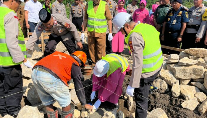 Kapolres Bima Kota Letakkan Batu Pertama Pembangunan Rumah Dinas Polsek Sape