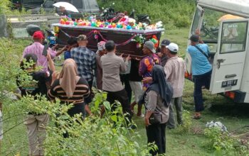 Polsek Alas Gelar Bakti Sosial “Polri Peduli Kedukaan” di Pemakaman Tionghoa