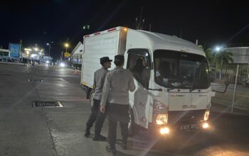 KMP Surya 777 Tiba di Lembar, Polisi Pastikan Proses Bongkaran Aman