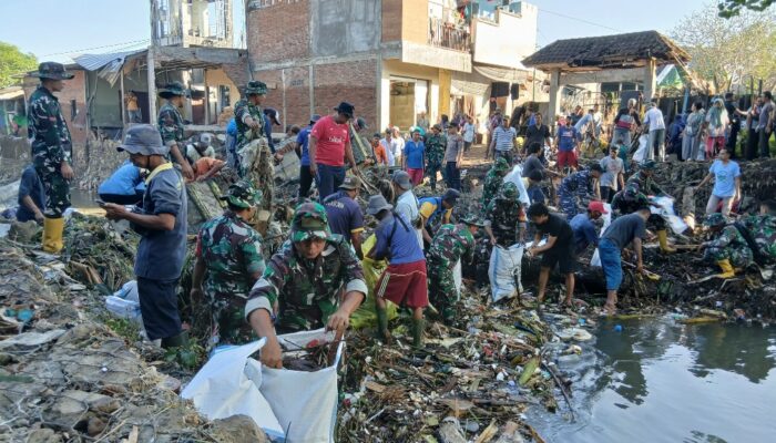 Kolaborasi TNI, Pemda, dan Warga Tangani Sampah Banjir