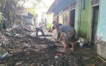 Gotong Royong TNI Bersihkan Kota Mataram dari Lumpur dan Sampah