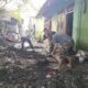 Gotong Royong TNI Bersihkan Kota Mataram dari Lumpur dan Sampah