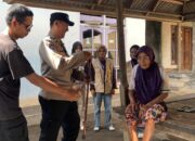 Kemanusiaan dalam Seragam, Polsek Lembar Distribusikan Bantuan Tongkat kepada Warga Disabilitas