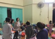 Polisi Bagikan Makanan ke Ratusan Korban Terdampak Banjir di Jakarta