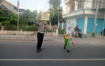 Personel Satlantas Polres Bima Kota Laksanakan Rawan Pagi, Bantu Pejalan Kaki dan Anak Sekolah Menyeberang Jalan