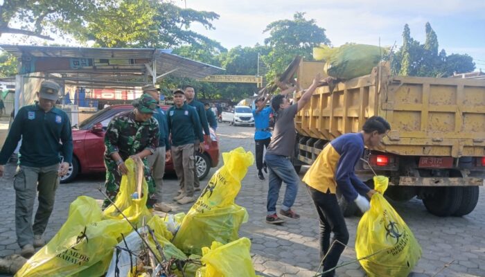 Kolaborasi TNI dan Forkopimda Bersihkan Sungai Hari Terakhir Tanggap Bencana