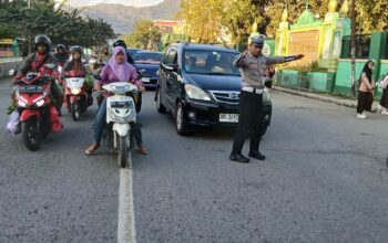 Personel Polsek Rasanae Barat Laksanakan Strong Point Pagi di Depan MTsN 1 Kota Bima