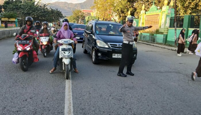 Personel Polsek Rasanae Barat Laksanakan Strong Point Pagi di Depan MTsN 1 Kota Bima