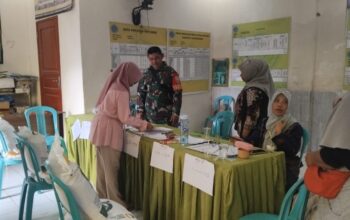 Babinsa Banjar Kawal Distribusi Beras Bantuan Pangan 2025