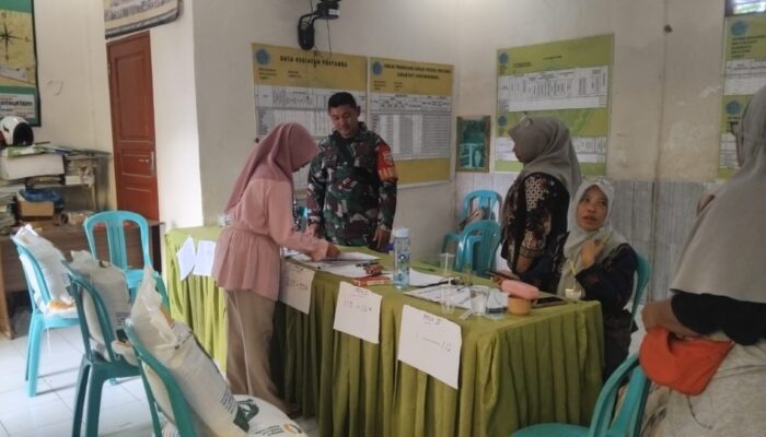 Babinsa Banjar Kawal Distribusi Beras Bantuan Pangan 2025