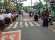 Polsek Pringgarata Amankan Karnaval Kemerdekaan HUT RI ke-80 SMK Qamarul Huda