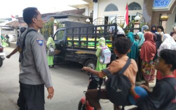 Polsek Batulayar Salurkan 2 Ton Beras Murah, Warga Antusias Sambut