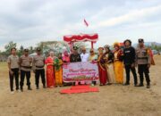 Bhayangkari Ranting Manggelewa Beri Warna di Pawai Budaya & Upacara Penurunan Bendera HUT RI ke-80