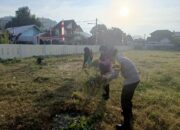 Bhabinkamtibmas Kelurahan Bugis melaksanakan gotong royong memperkuat kebersamaan meningkatkan kepedulian sosial