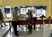 Bhabinkamtibmas Desa Janapria AIPDA Lalu Suharta Kawal Penyaluran BLT-DD di Desa Janapria