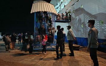 Polsek Kawasan Pelabuhan Laut Bima Laksanakan Pengamanan Kapal KM. Tilongkabila di Pelabuhan Bima