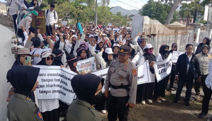 Polres Bima Kota Beri Pengamanan Aksi Unjuk Rasa di Depan Gedung DPRD Kabupaten Bima