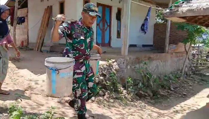 TNI Bersama Warga Ringankan Beban Kebutuhan Air Bersih