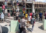 Personel Polsek Sape Gotong Royong Renovasi Masjid Bersama Warga